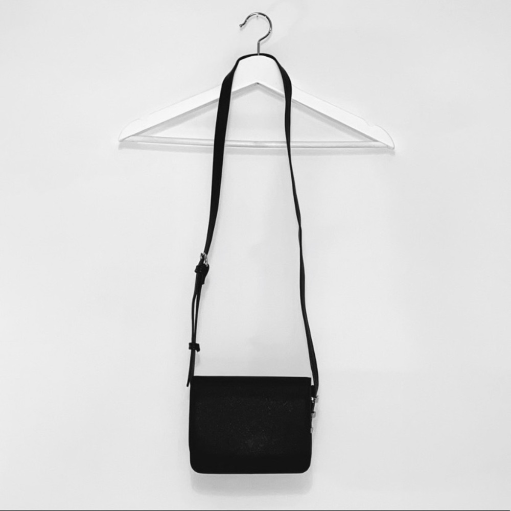 Black shoulder bag